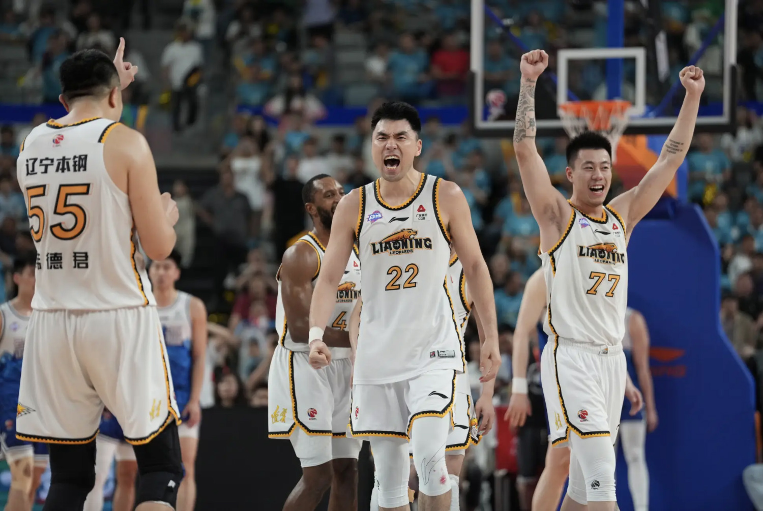 包含辽宁队在激烈对阵中力保不败，继续稳固领先地位的词条